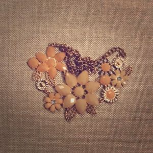 Classy flower necklace